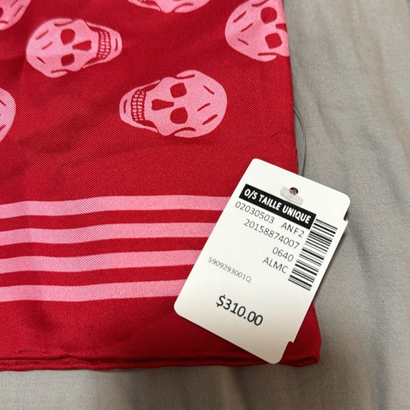 Two brand new scarfs with tags on - Picture 6 of 6